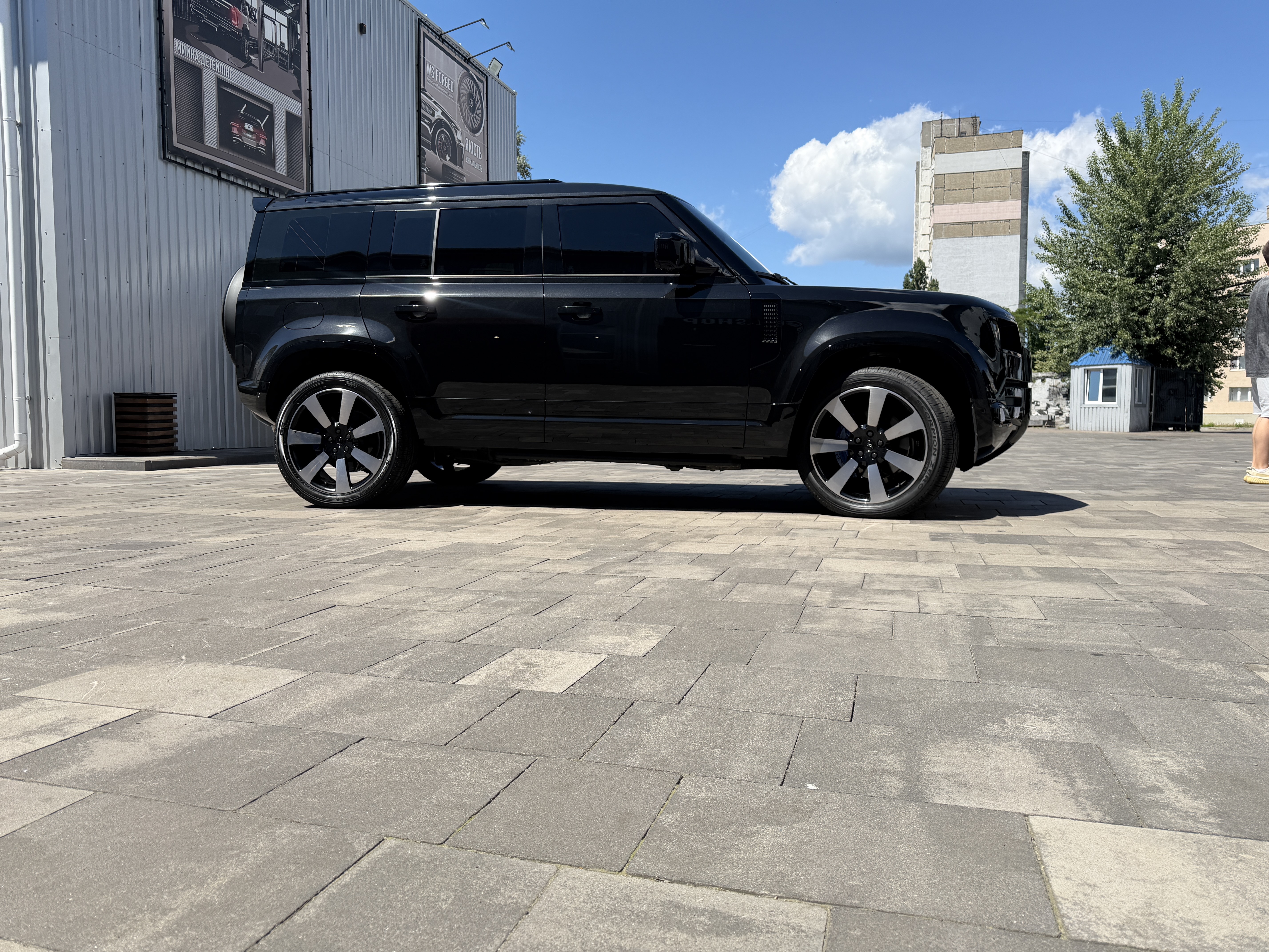 Land Rover Defender 130 на кованых дисках WSForged R22 с датчиками TPMS